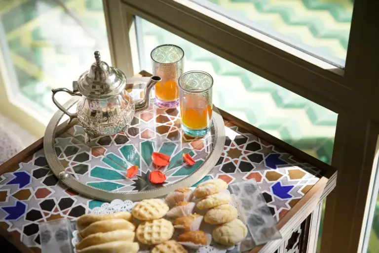 Té y pasteles servidos en una mesa en el hotel Dar Rhizlane