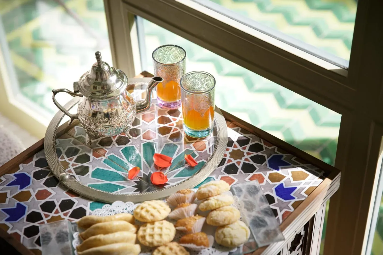 Té y pasteles servidos en una mesa en el hotel Dar Rhizlane