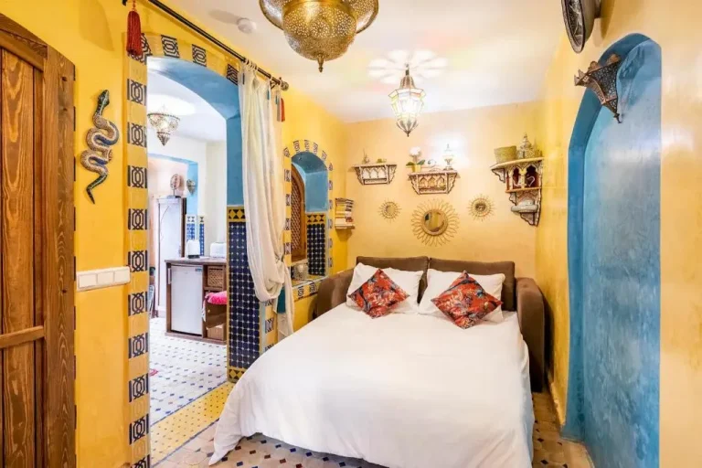 Schlafzimmer im Dar Sandra Moroccan Tiny House mit einer warmen und einladenden Atmosphäre