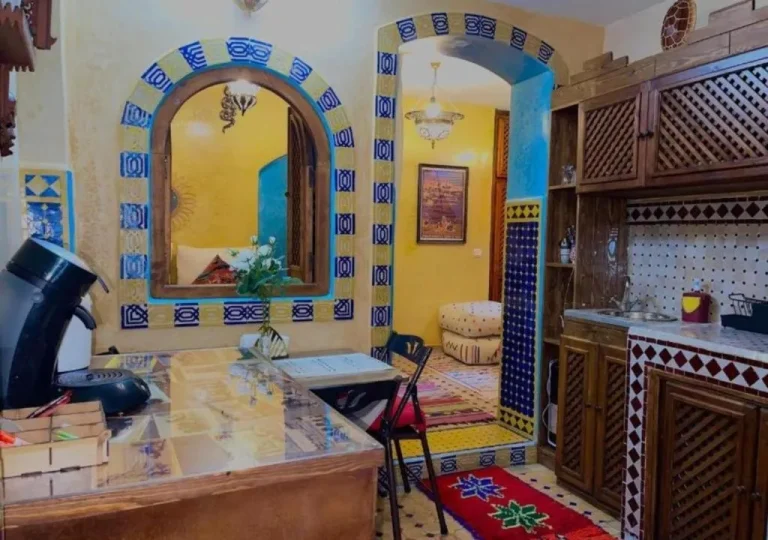 Dar Sandra Marokkanisches Tiny House Essbereich Blick mit traditioneller Dekoration