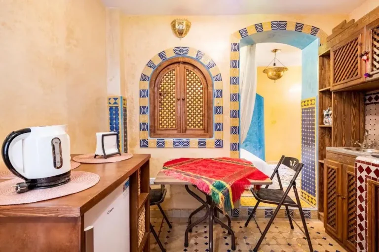 Essbereich im Dar Sandra Moroccan Tiny House mit bunter Tischdecke