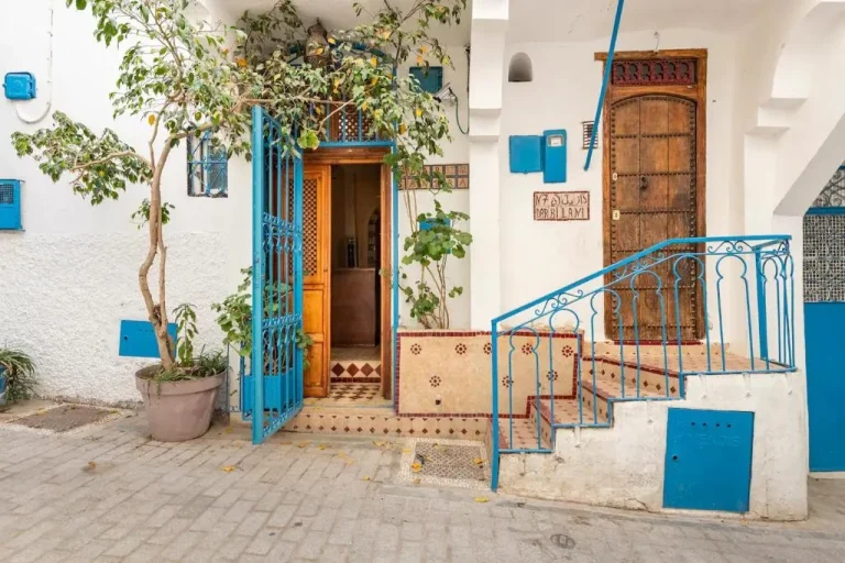 Außenansicht des Dar Sandra Moroccan Tiny House mit lebhaften blauen Akzenten