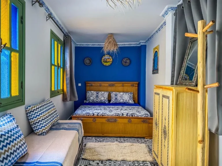 Chambre d'hôtes confortable au Dar Sharif Tanger présentant un décor traditionnel