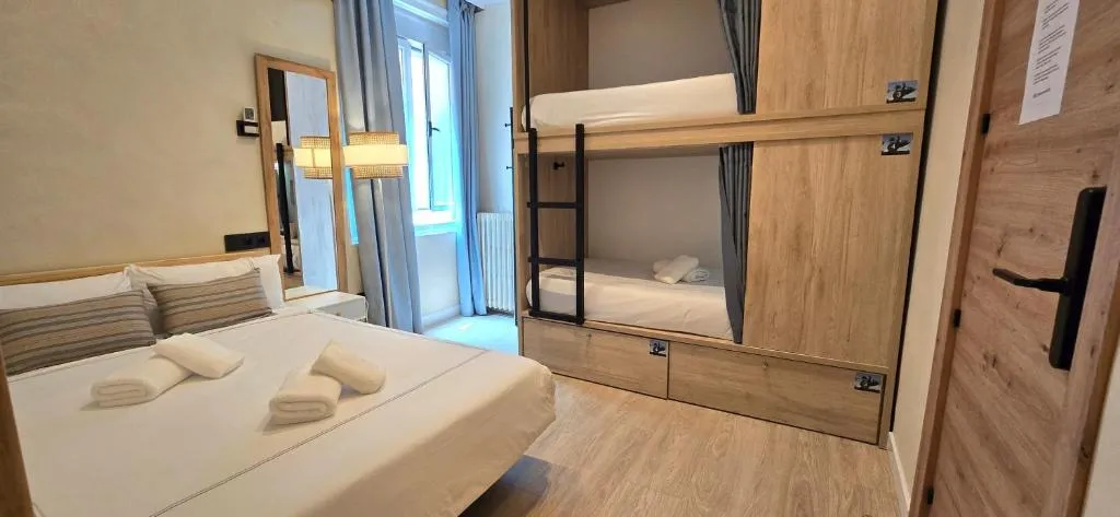 Family room with bunk beds in Das Carretas hotel, Madrid