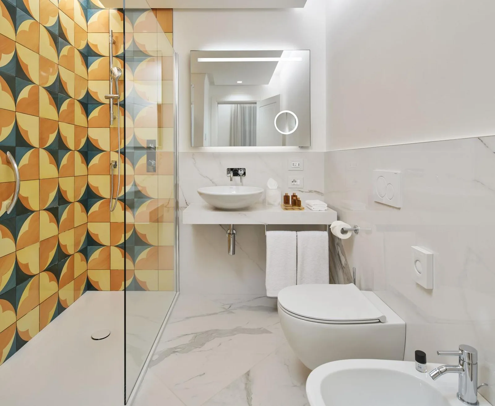 Standard guest room in De Bonart Naples, Curio Collection By Hilton.