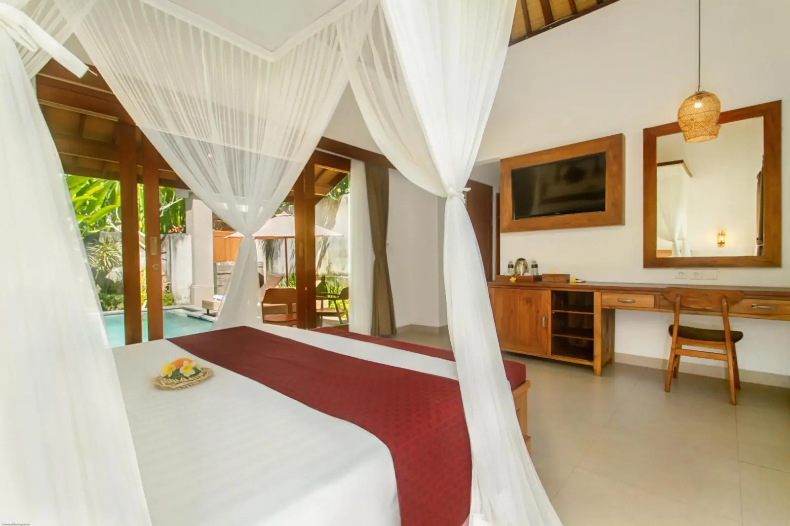 Dormitorio con TV en de Metra Villa Ubud by GenuineHost