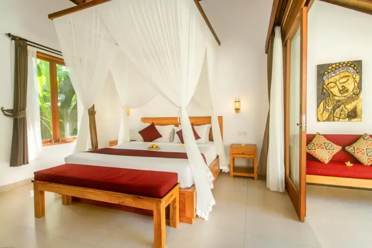Interior de habitación cómoda en de Metra Villa Ubud by GenuineHost