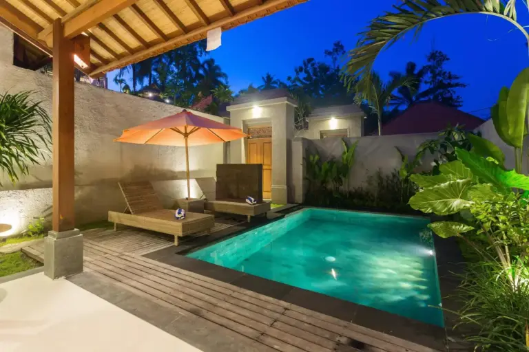 Vista nocturna de la piscina en de Metra Villa Ubud by GenuineHost