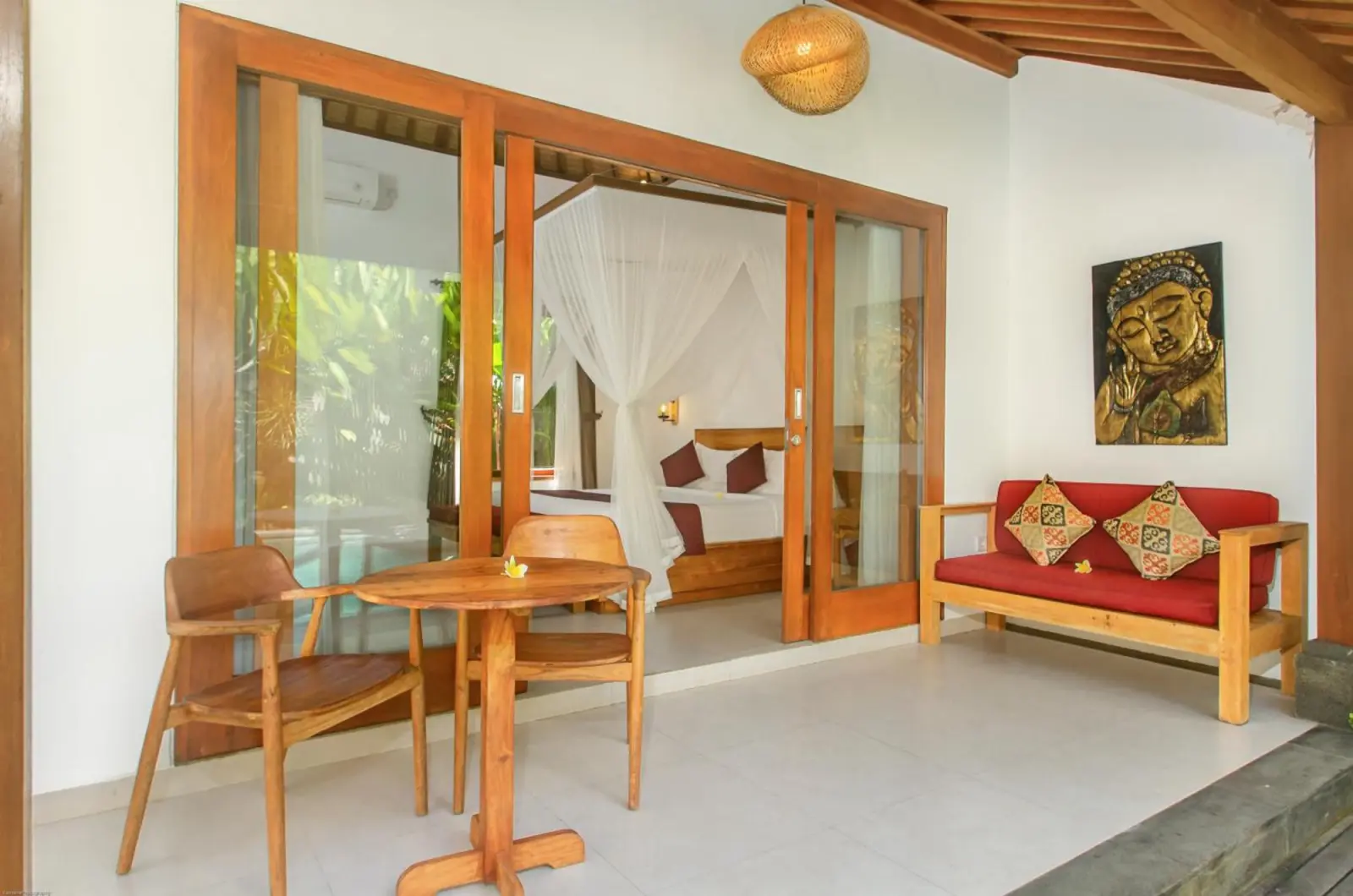 Área de asientos al aire libre en de Metra Villa Ubud by GenuineHost