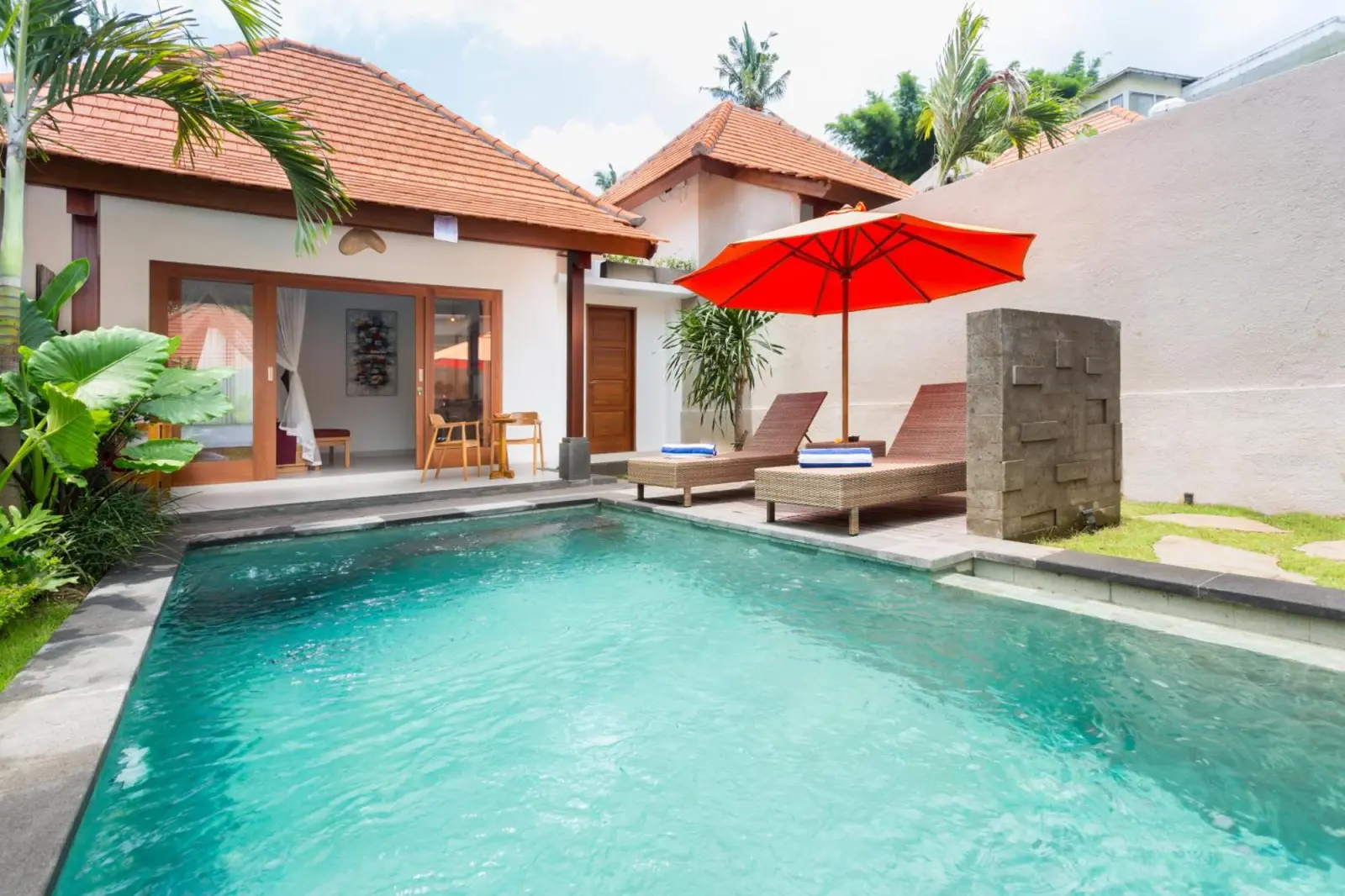 Área de relajación junto a la piscina en de Metra Villa Ubud by GenuineHost