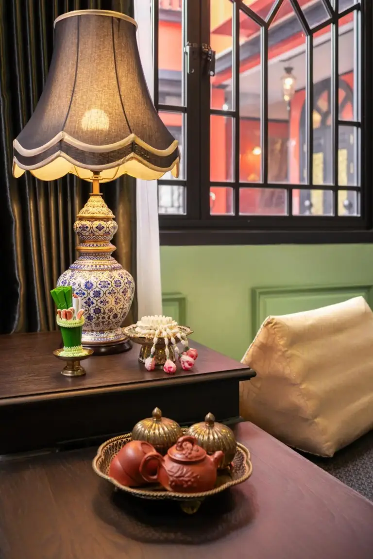 Dekorative Lampe und Leckereien im DE Phanakron Boutique Hotel, Bangkok