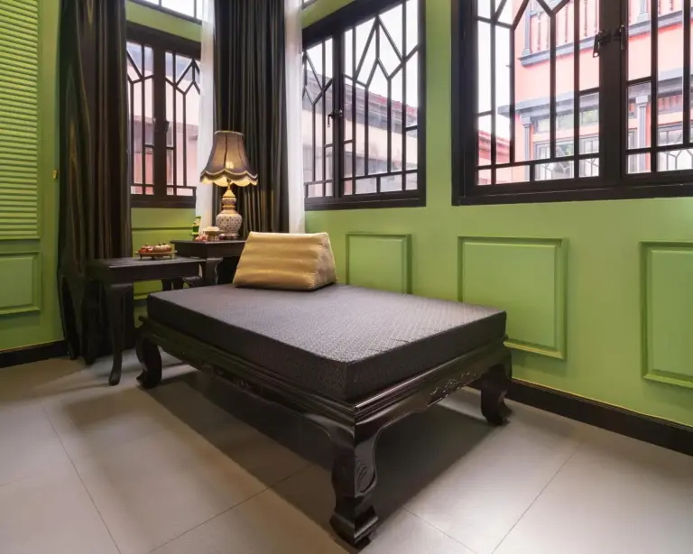 Entspannungsbereich in der grünen Suite im DE Phanakron Boutique Hotel, Bangkok