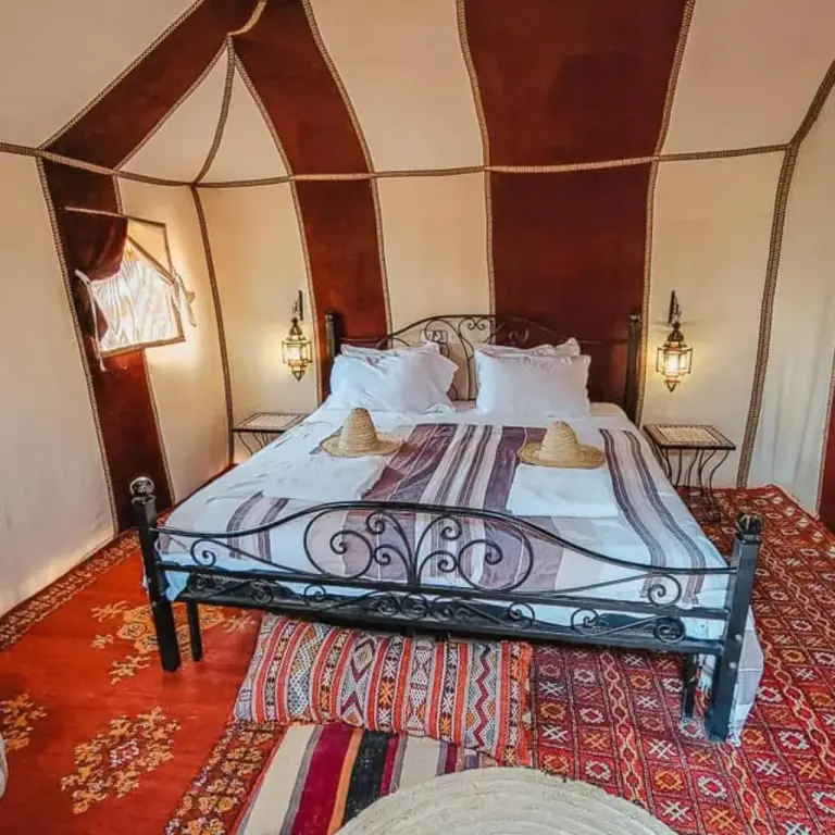 Traditionelles Zelt-Schlafzimmer im Deep Desert Camp in Merzouga