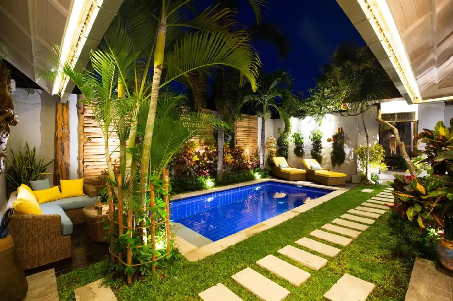 Luxuriöser Poolbereich im Delight ART Villas in Seminyak