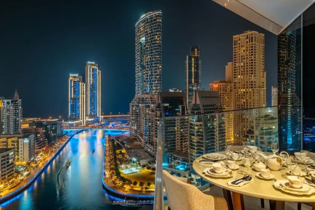 Balkonansicht mit Blick auf die Marina von Dubai im Stella Maris Retreat