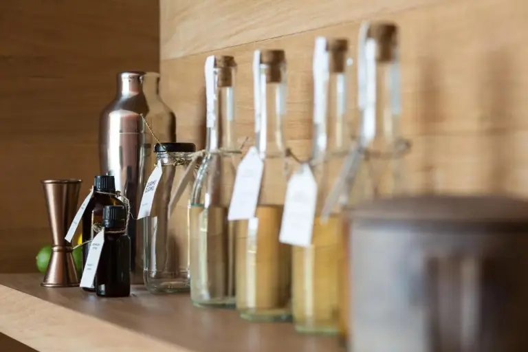 Selección de bebidas en la habitación de huéspedes de Desa Potato Head Bali