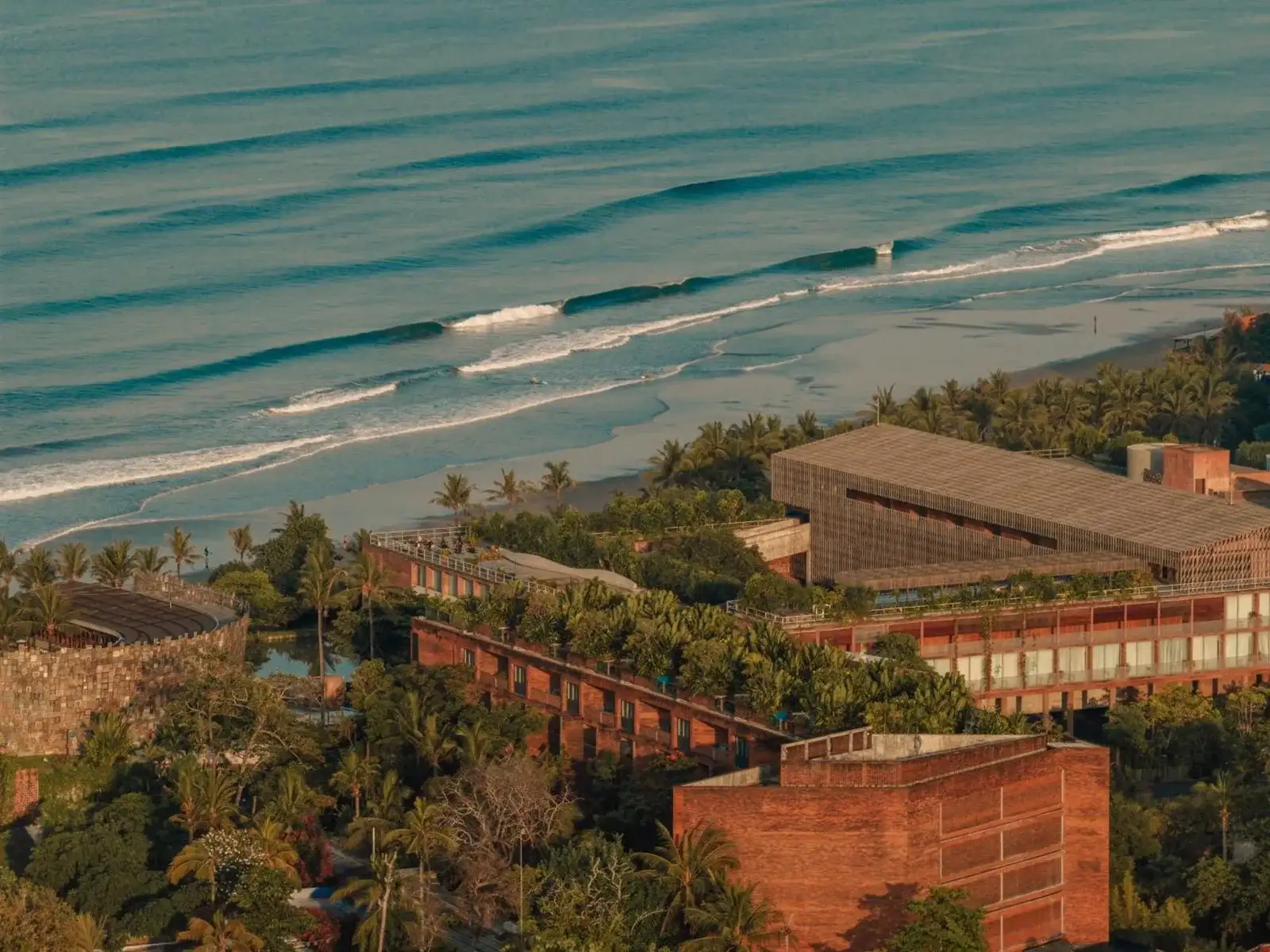 Desa Potato Head Bali vista aérea del océano y la playa