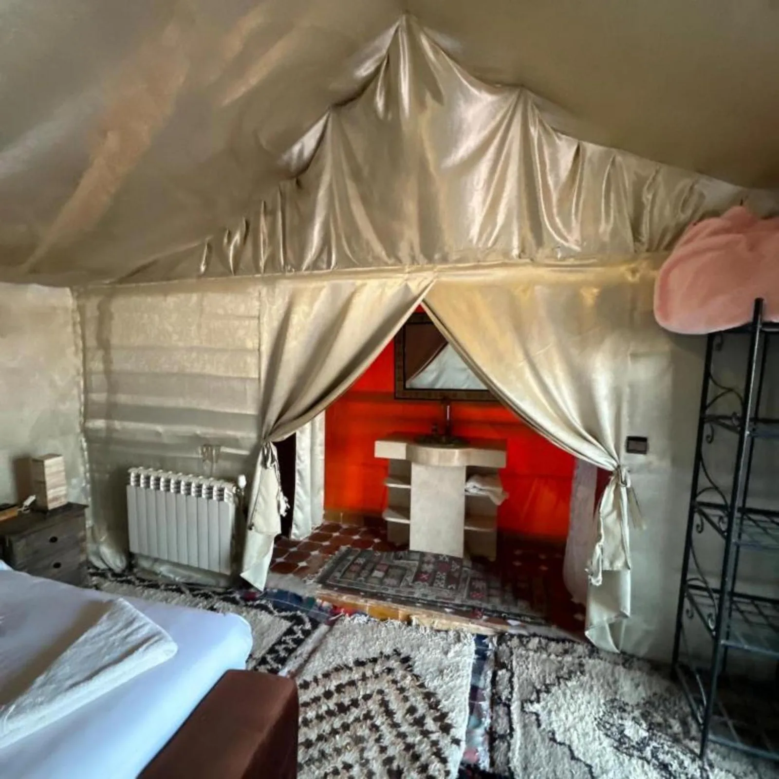 Desert camp merzouga – Merzouga, Morocco hotel – a bedroom with a bed and a canopy at Desert camp merzouga in Merzouga
