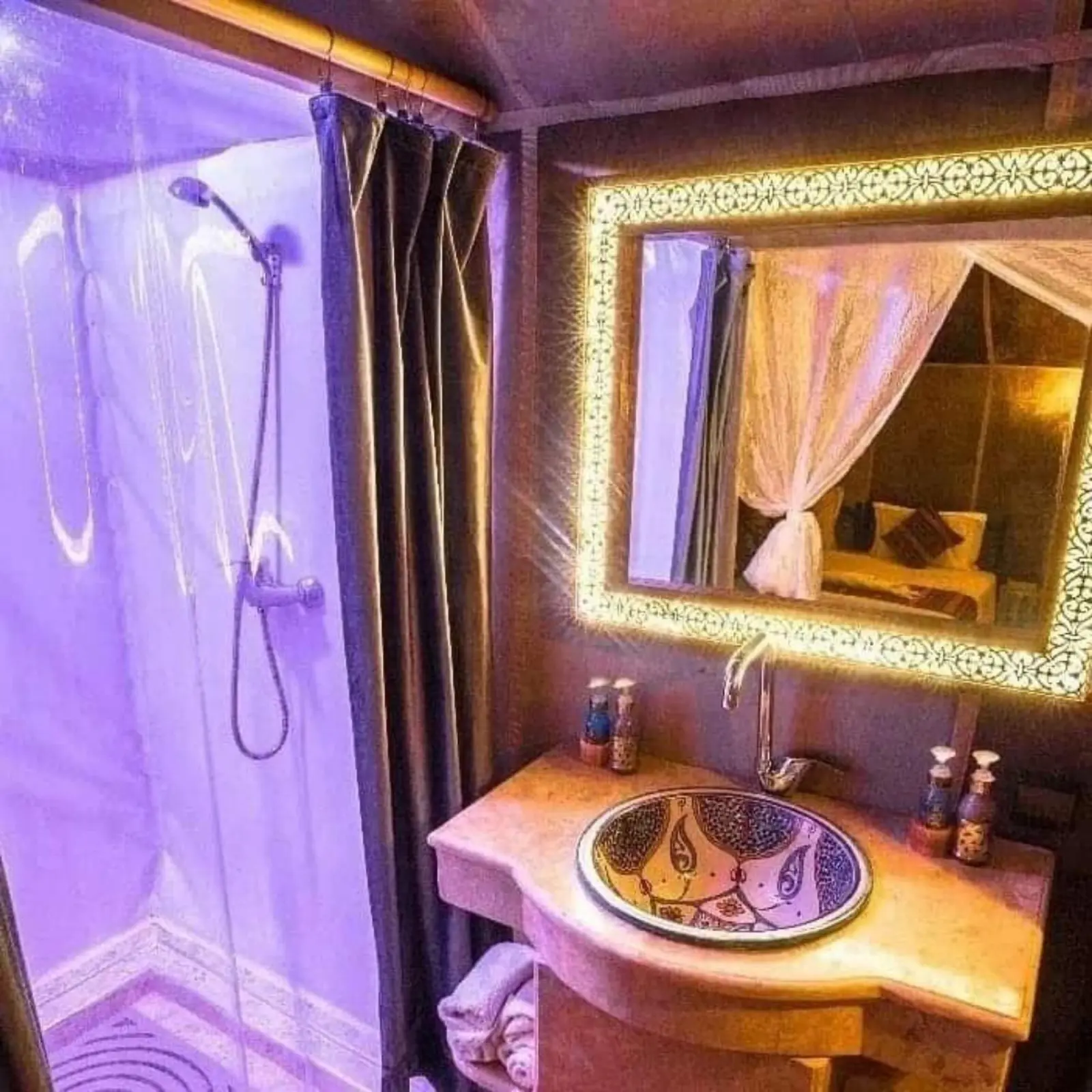 Salle de bain moderne au Desert Lover's Luxury Camp