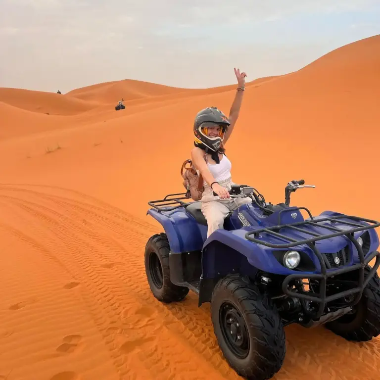 Conduite en ATV dans le désert près du Camp de Luxe Desert Lover