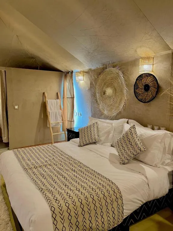 Configuración de cama elegante en Desert Stars View Camp, Merzouga