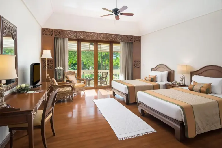 Elegante habitación con vistas al jardín en Dheva Mantra Resort en Kanchanaburi