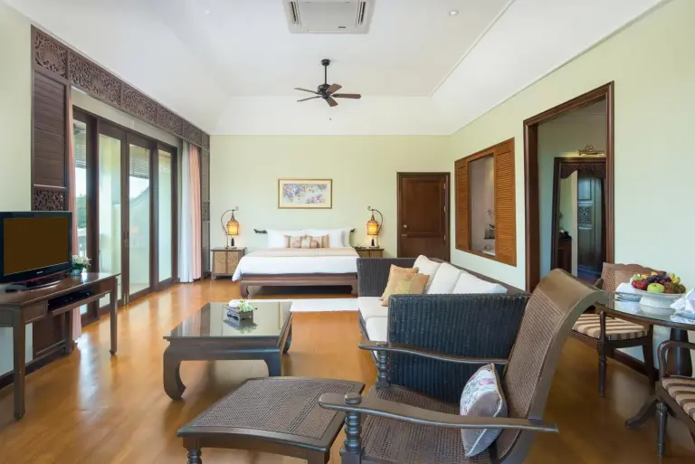 Amplia zona de estar en una suite de Dheva Mantra Resort en Kanchanaburi
