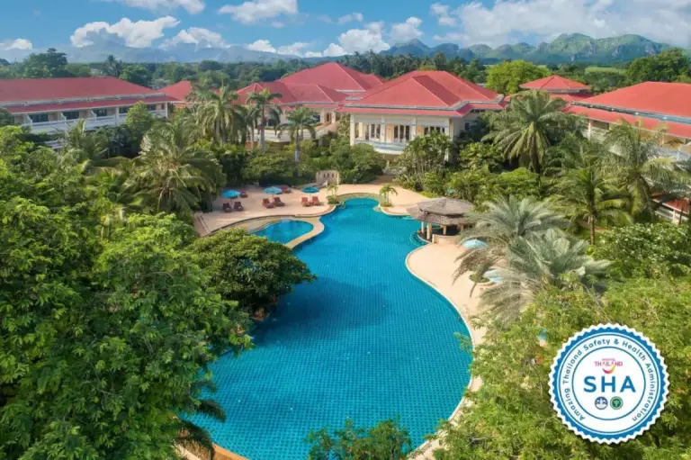 Piscina de Dheva Mantra Resort rodeada de vegetación en Kanchanaburi
