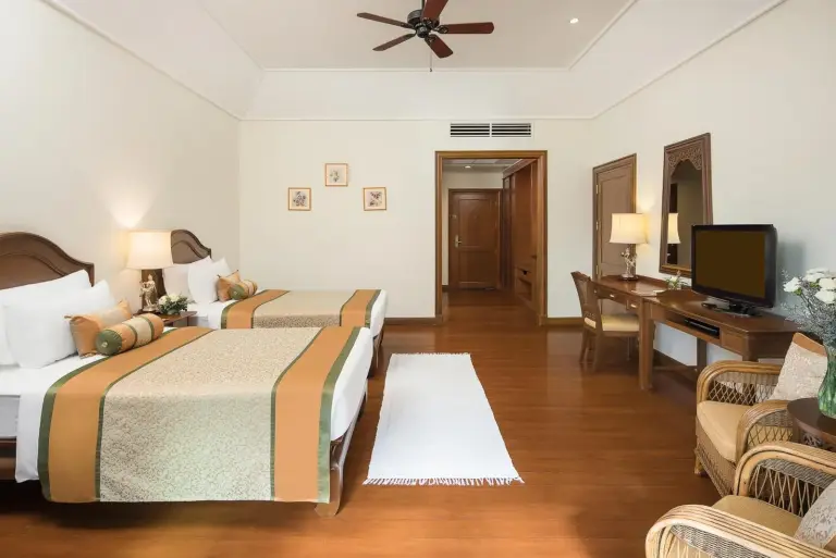 Amplia habitación con 2 camas individuales en Dheva Mantra Resort en Kanchanaburi