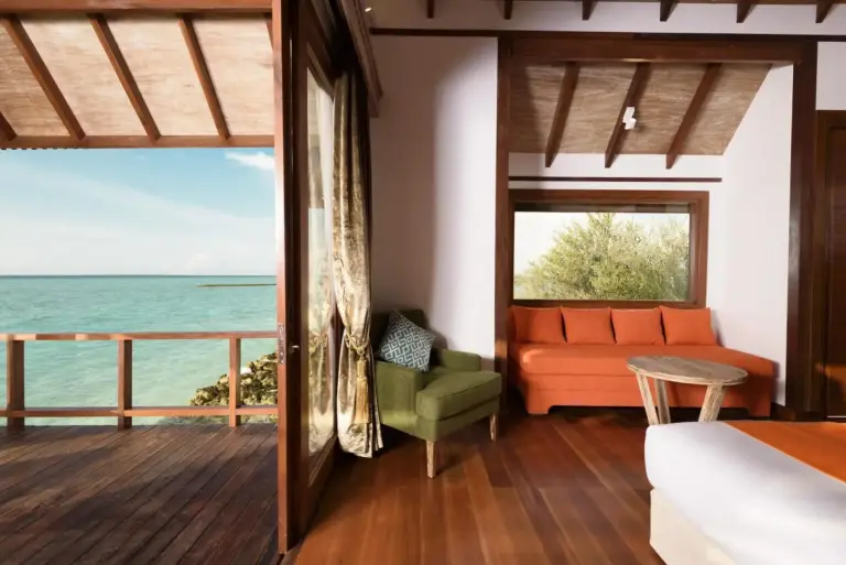 Espace de vie confortable dans la suite au Dhigufaru Island Resort