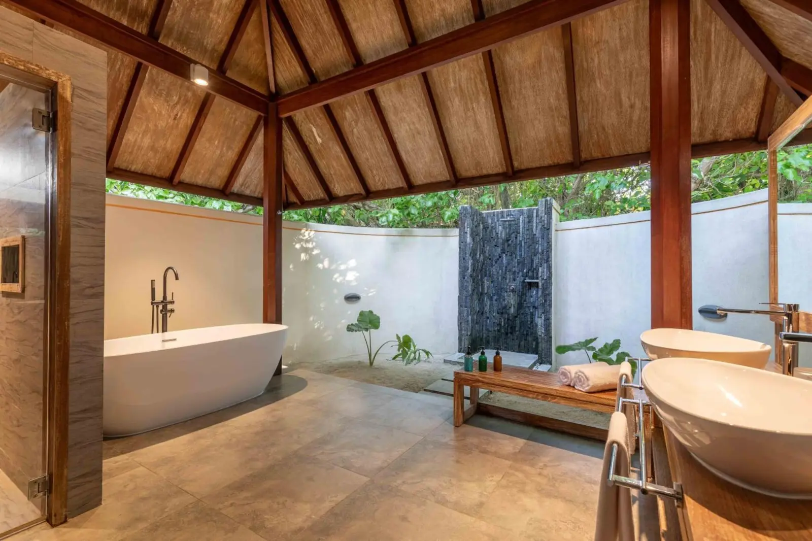 Zone de douche extérieure au Dhigufaru Island Resort