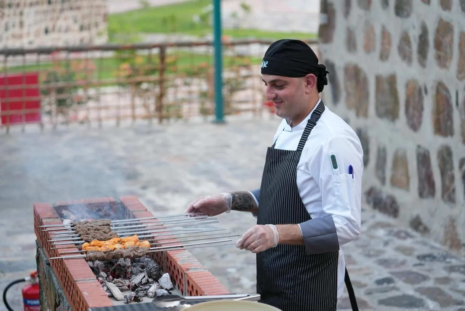 Koch beim Grillen im Dibba Mountain Park Resort