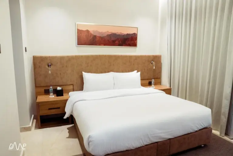 Schlafzimmerinterieur im Dibba Mountain Park Resort
