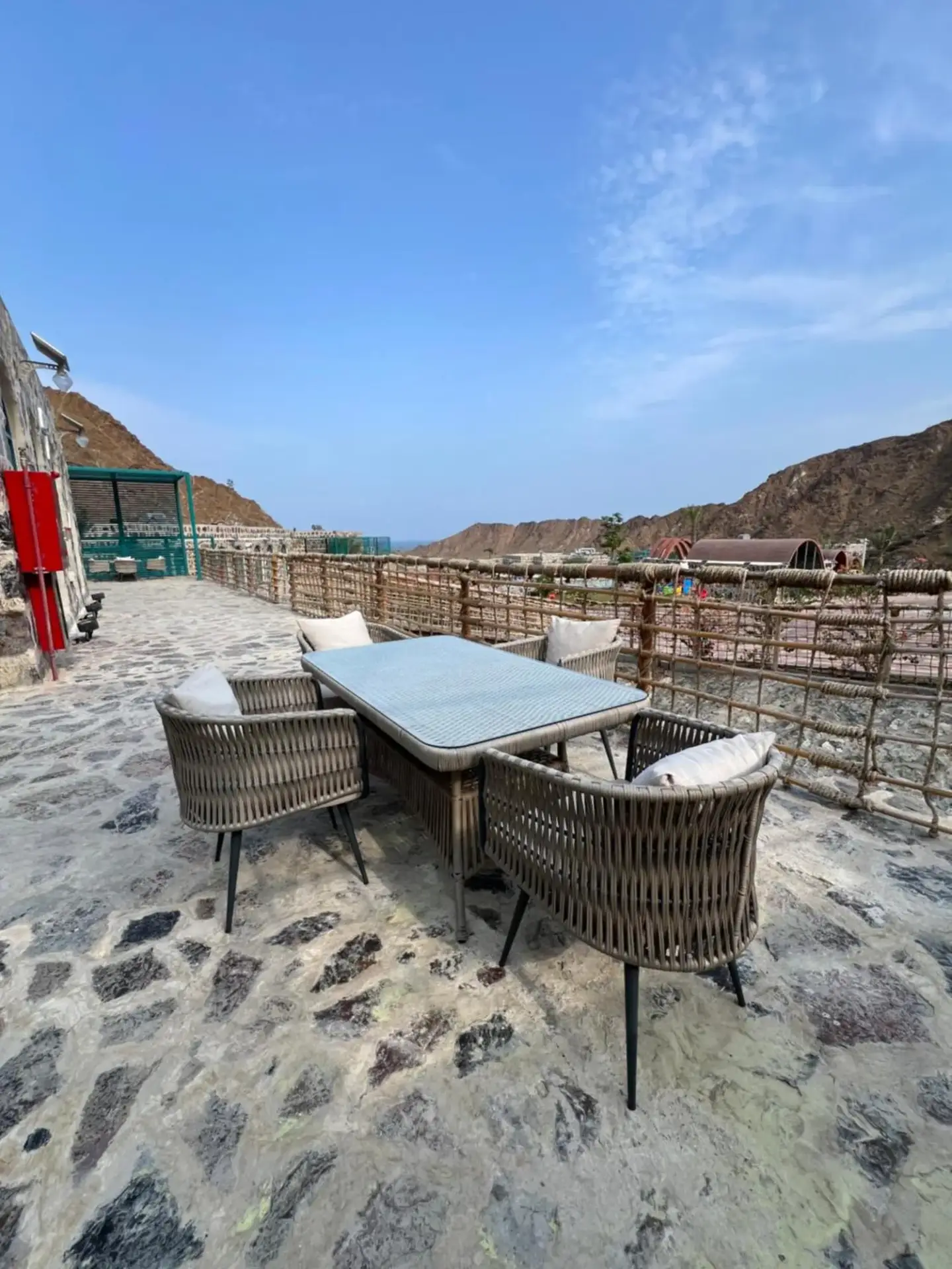 Outdoor-Essbereich im Dibba Mountain Park Resort