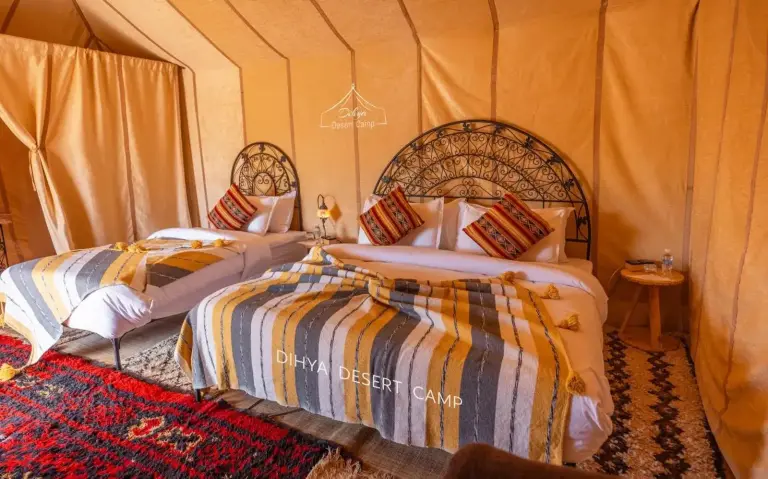 Stilvolles Zweibett-Gästezelt im Dihya Luxury Camp