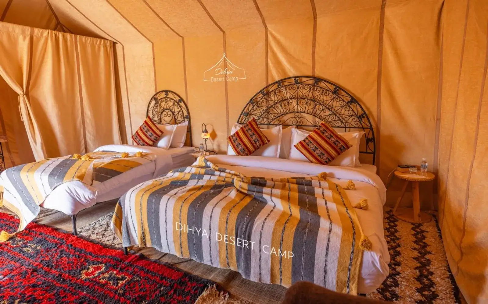 Stilvolles Zweibett-Gästezelt im Dihya Luxury Camp