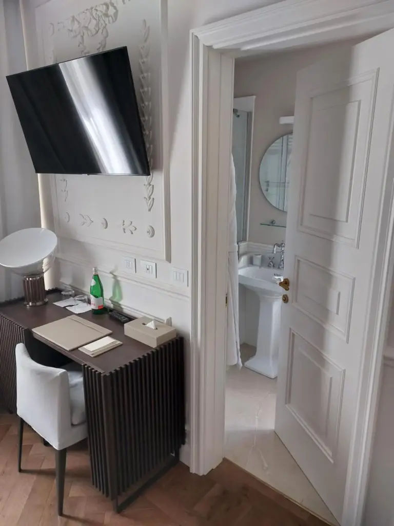 Desk area with amenities at Dimora Palanca Boutique & SPA