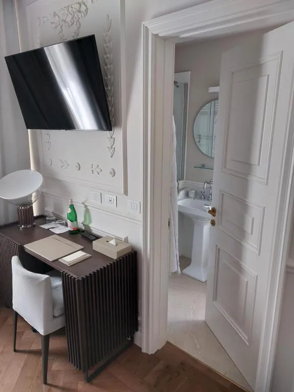 Desk area with amenities at Dimora Palanca Boutique & SPA