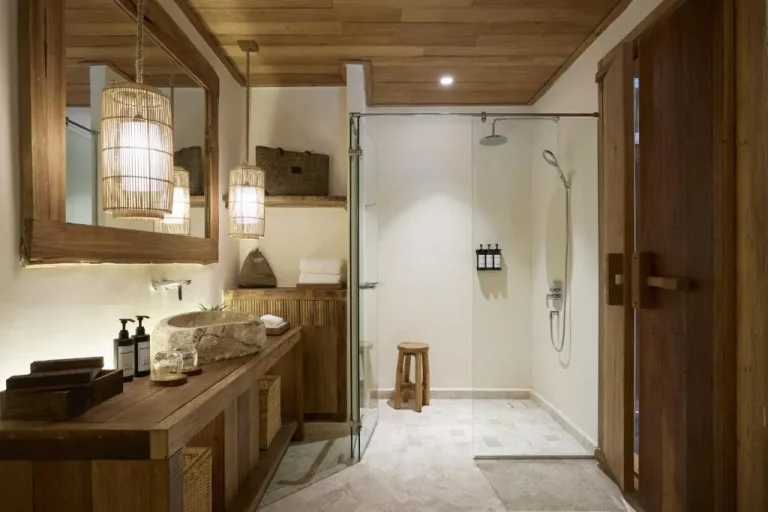 Moderne Duschmöglichkeiten im Dinso Resort & Villas Ko Chang
