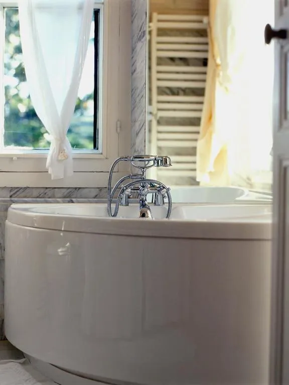 Domaine d'Auriac - Relais & Châteaux luxurious bathtub