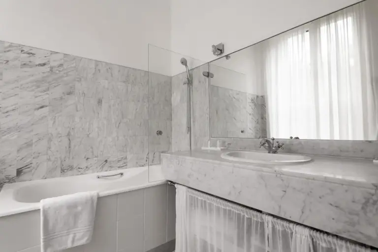 Domaine d'Auriac - Relais & Châteaux baño de mármol con accesorios modernos