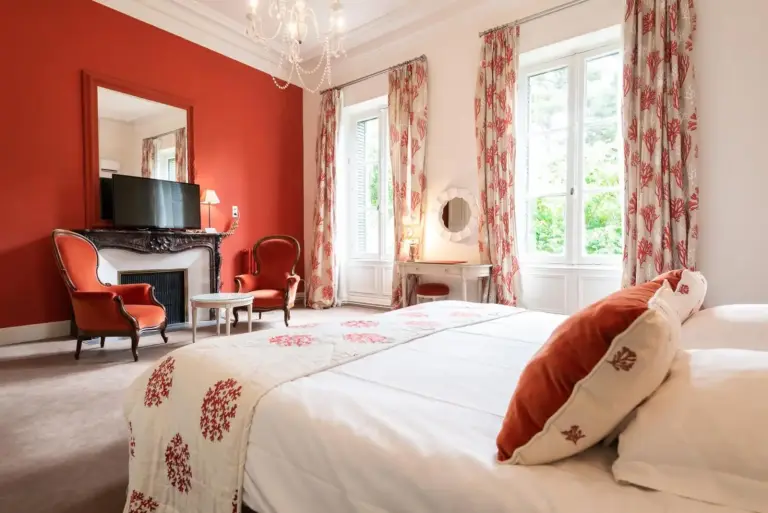 Domaine d'Auriac - Relais & Châteaux habitación temática roja con muebles elegantes