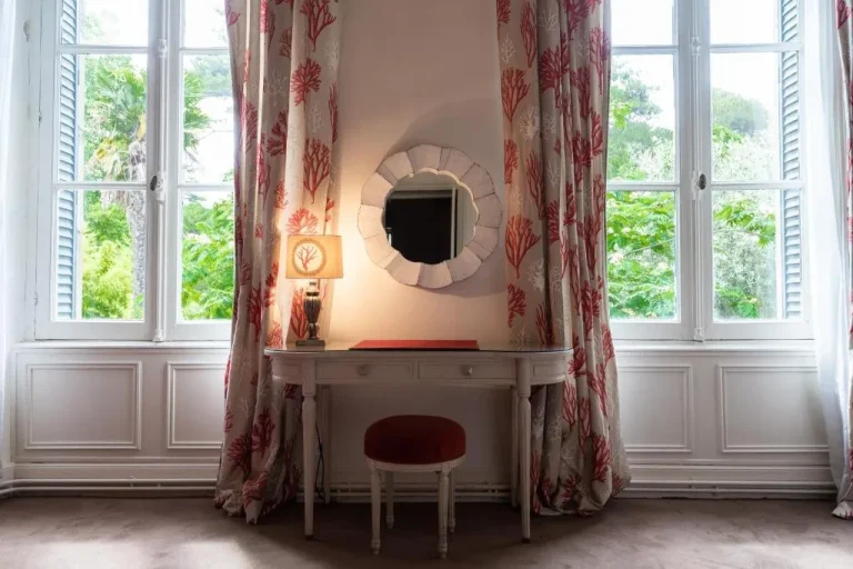 Domaine d'Auriac - Relais & Châteaux study area by the window