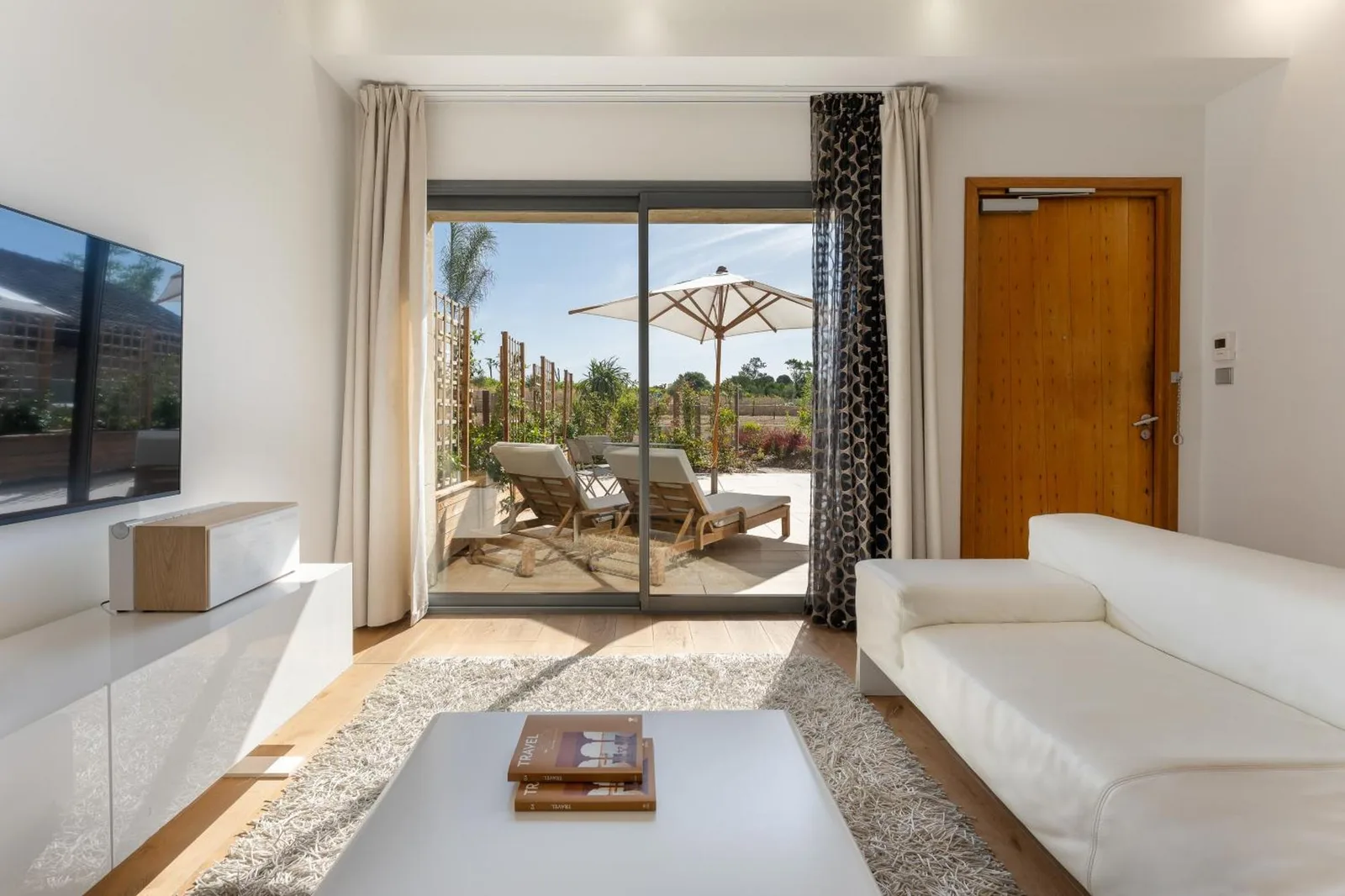 Domaine de Verchant & Spa Patioansicht mit Liegen