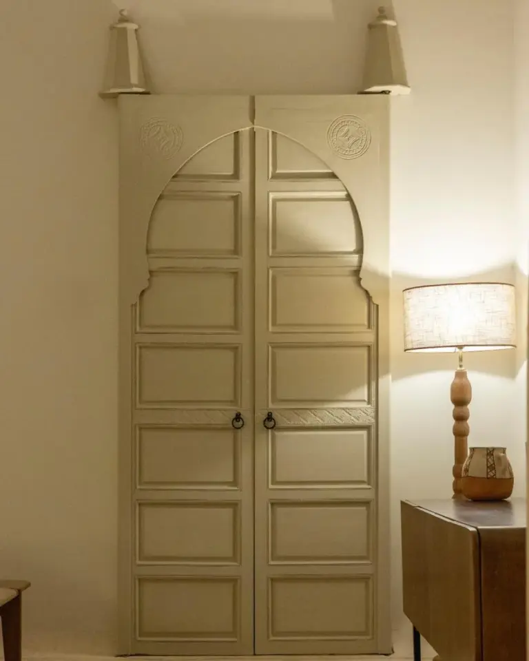 Diseño decorativo de la puerta de Domaine Des Remparts Hotel & Spa