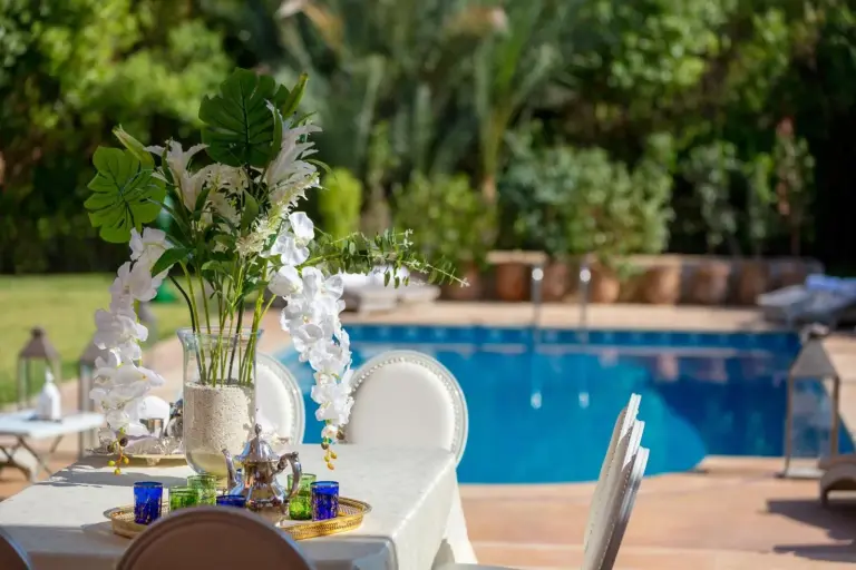 Decorative table by the pool at Domaine Rosaroum