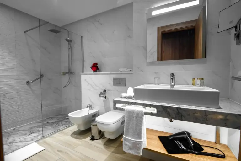 Dominium Palace modern bathroom