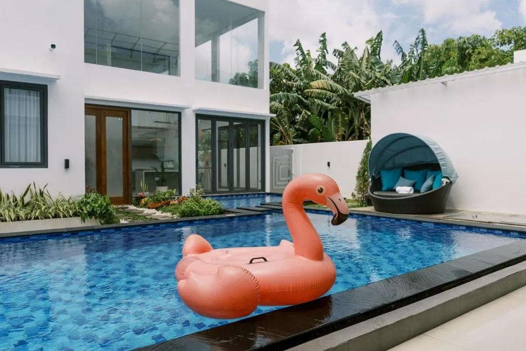 Domu Alba Vita inflatable flamingo in pool