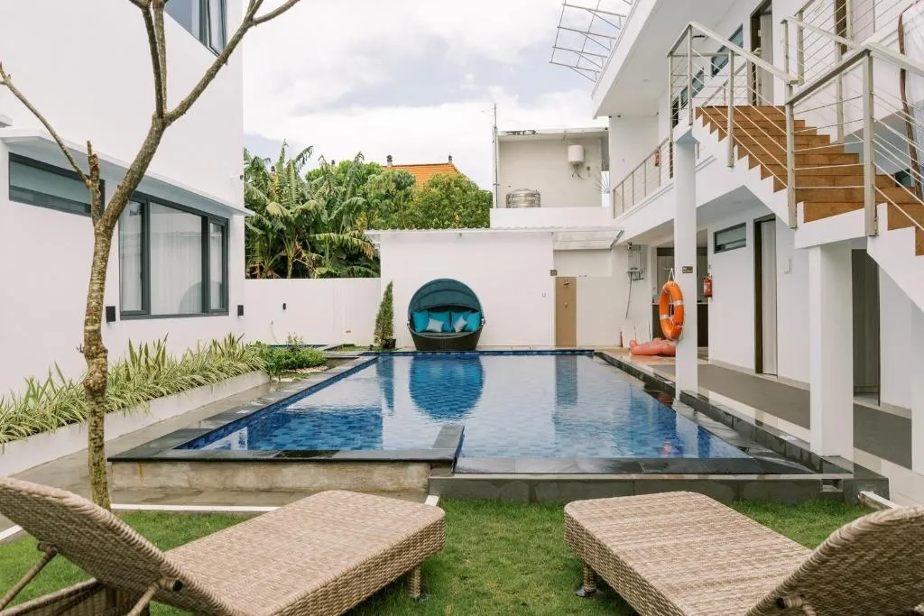 Domu Alba Vita poolside with lounge chairs