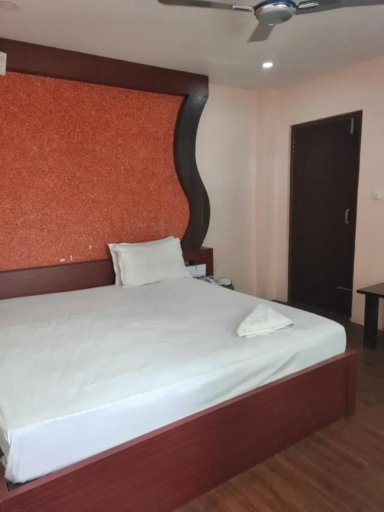 Domukha pali ghar – hotel en Birtamod, Nepal – un dormitorio con una cama y una pared verde en Domukha pali ghar en Chepti